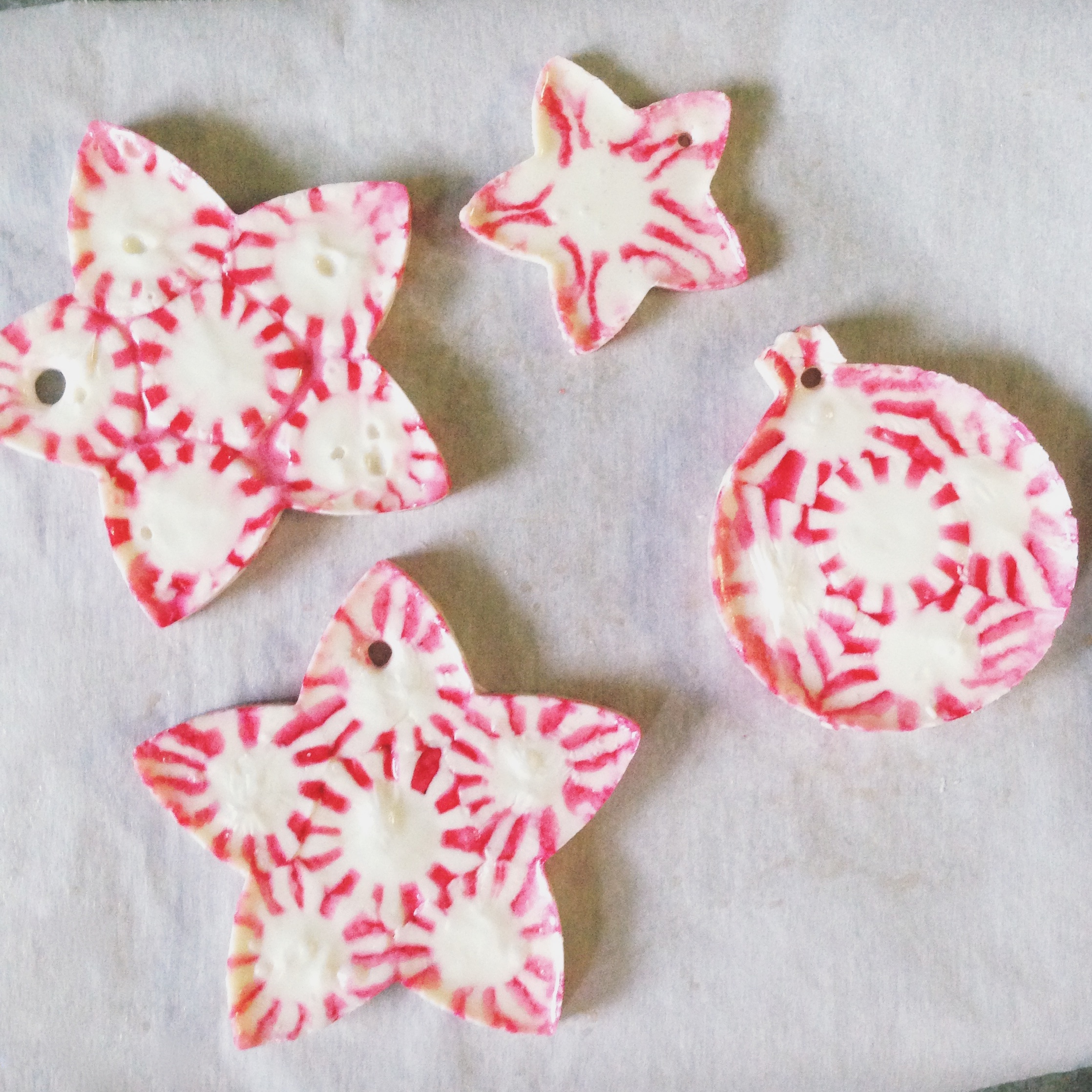 Making Holiday Decorations With Peppermint Candy : 15 Candy Cane Crafts Diy Holiday Decorations With Candy Canes / Hard peppermint candies are first on your supply list for making these pretty edible candy bowls.